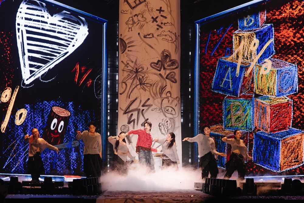 Sân khấu “tinh hoa” mở màn đêm chung kết bùng nổ - ảnh 1