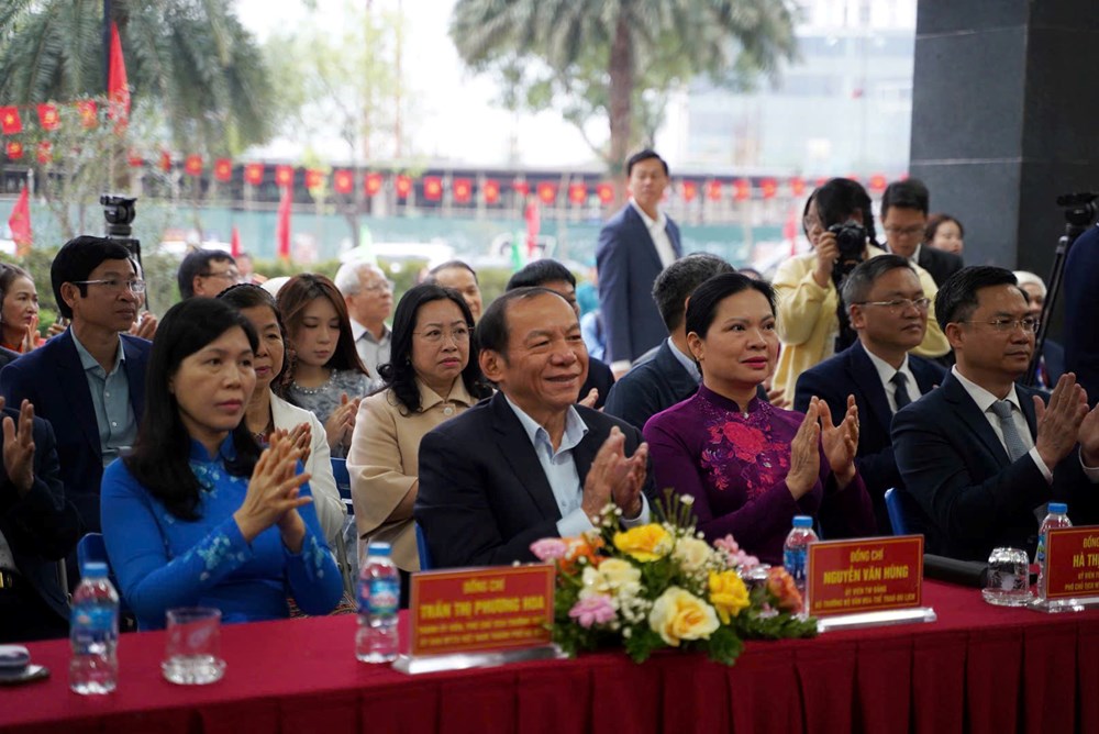 Bộ trưởng Nguyễn Văn Hùng bỏ phiếu tại khu vực số 7, phường Xuân Đỉnh - ảnh 2