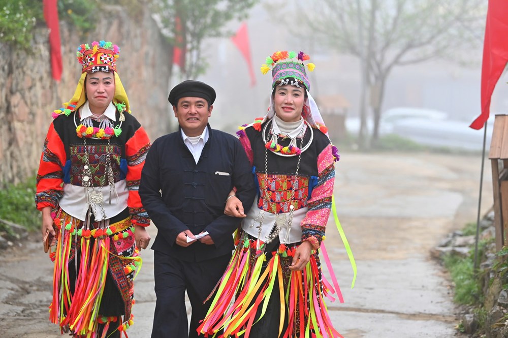 Cử tri Lũng Cú vượt núi đá đi bầu cử trong “Ngày hội non sông“ - ảnh 1