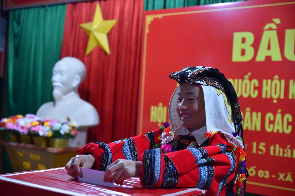 Cử tri Lũng Cú vượt núi đá đi bầu cử trong “Ngày hội non sông“ - ảnh 13