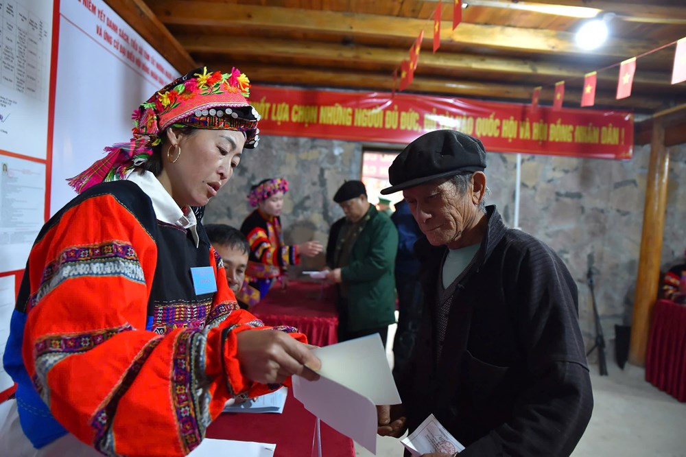 Cử tri Lũng Cú vượt núi đá đi bầu cử trong “Ngày hội non sông“ - ảnh 5