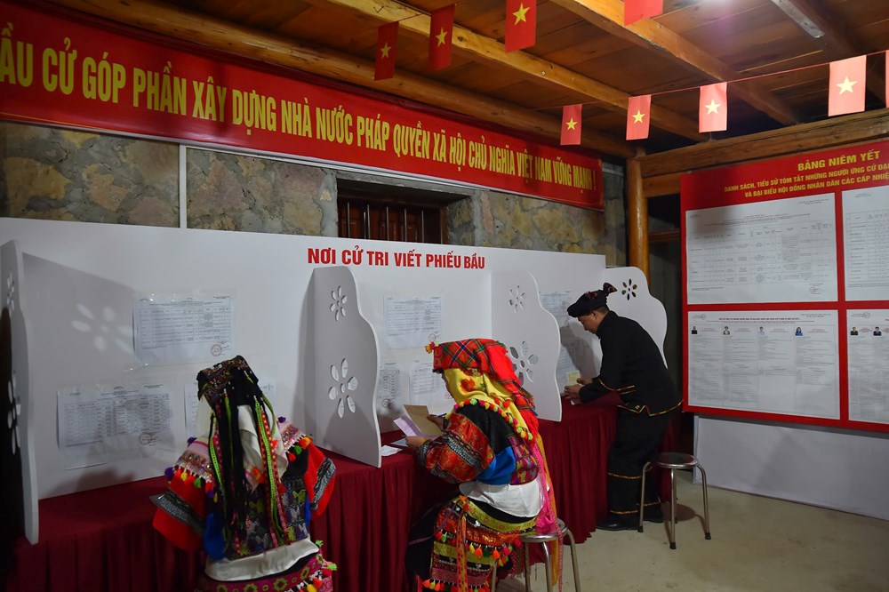 Cử tri Lũng Cú vượt núi đá đi bầu cử trong “Ngày hội non sông“ - ảnh 6