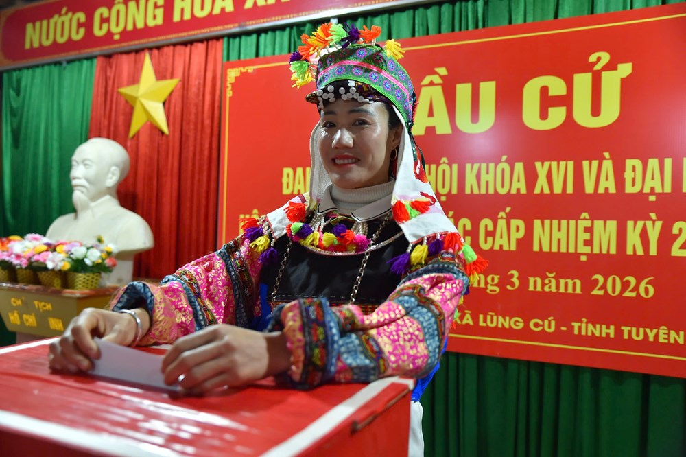 Cử tri Lũng Cú vượt núi đá đi bầu cử trong “Ngày hội non sông“ - ảnh 11