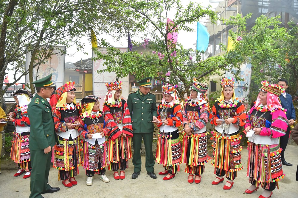 Cử tri Lũng Cú vượt núi đá đi bầu cử trong “Ngày hội non sông“ - ảnh 8