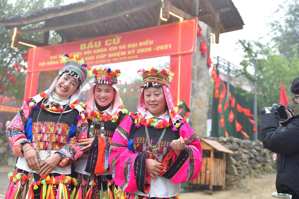 Cử tri Lũng Cú vượt núi đá đi bầu cử trong “Ngày hội non sông“ - ảnh 7