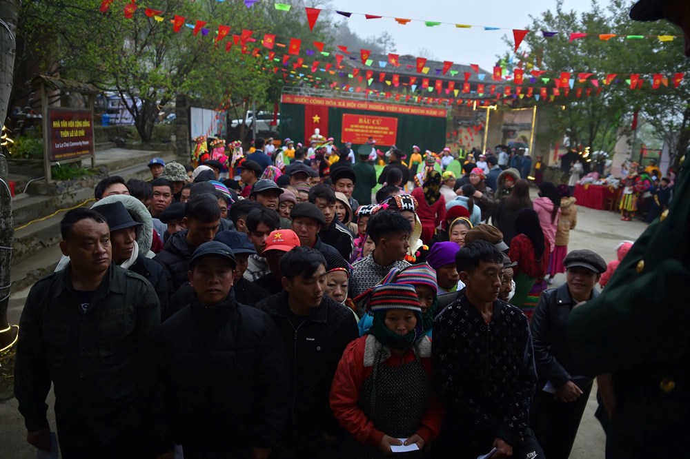 Cử tri Lũng Cú vượt núi đá đi bầu cử trong “Ngày hội non sông“ - ảnh 2