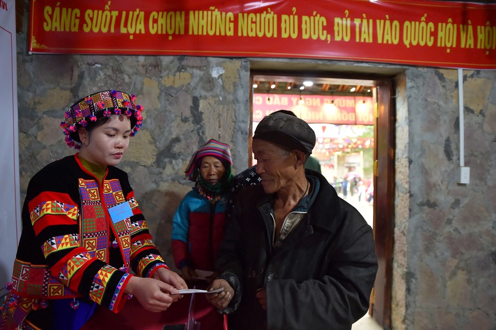 Cử tri Lũng Cú vượt núi đá đi bầu cử trong “Ngày hội non sông“ - ảnh 3