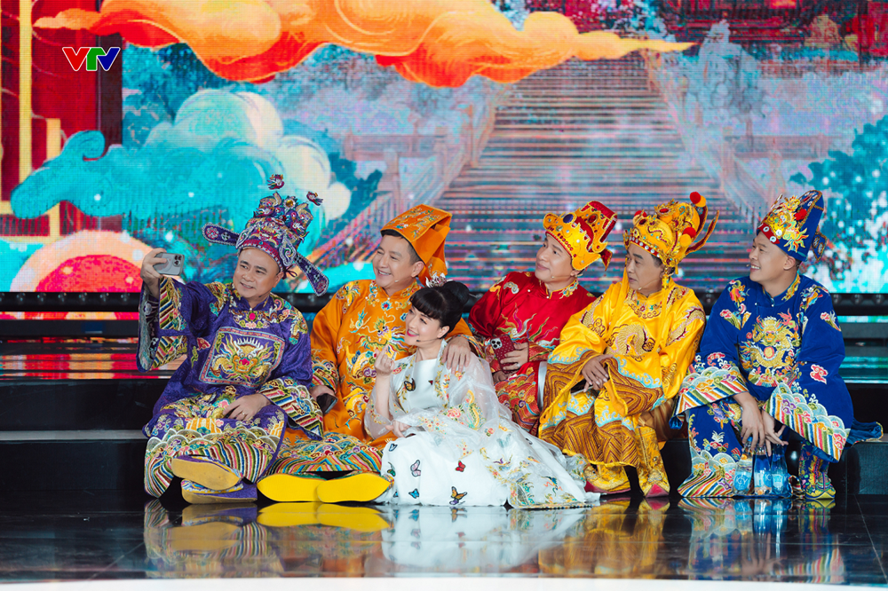 Táo quân “trái mùa” trở lại với tiểu phẩm “Hái hoa dân chủ” - ảnh 3