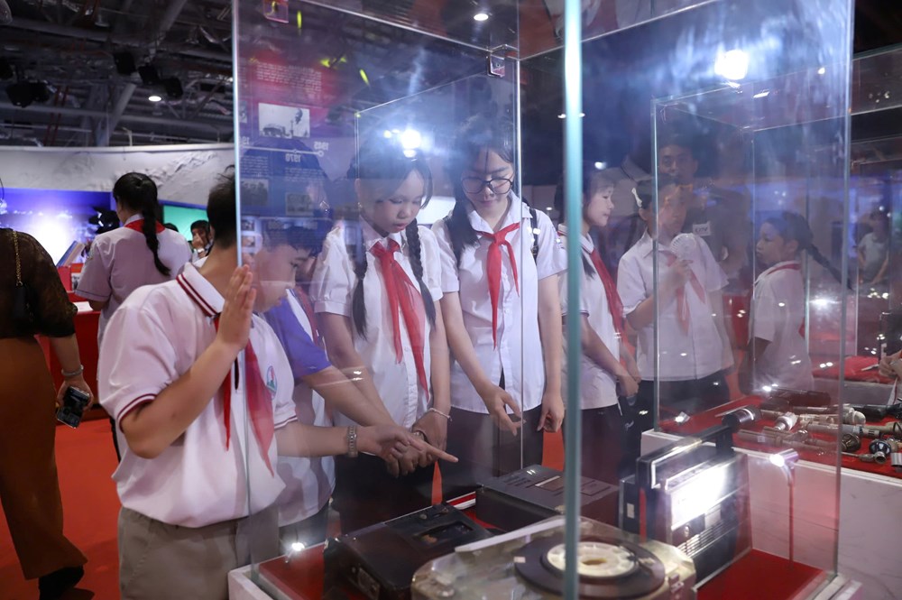 Tái hiện chặng đường vẻ vang của phát thanh Việt Nam - ảnh 5