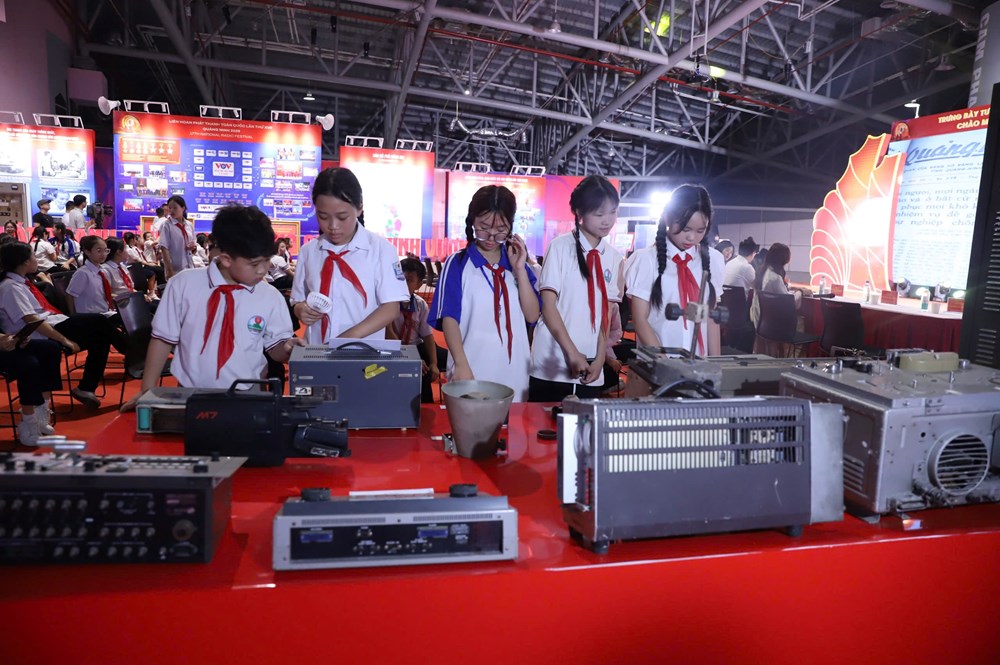 Tái hiện chặng đường vẻ vang của phát thanh Việt Nam - ảnh 6