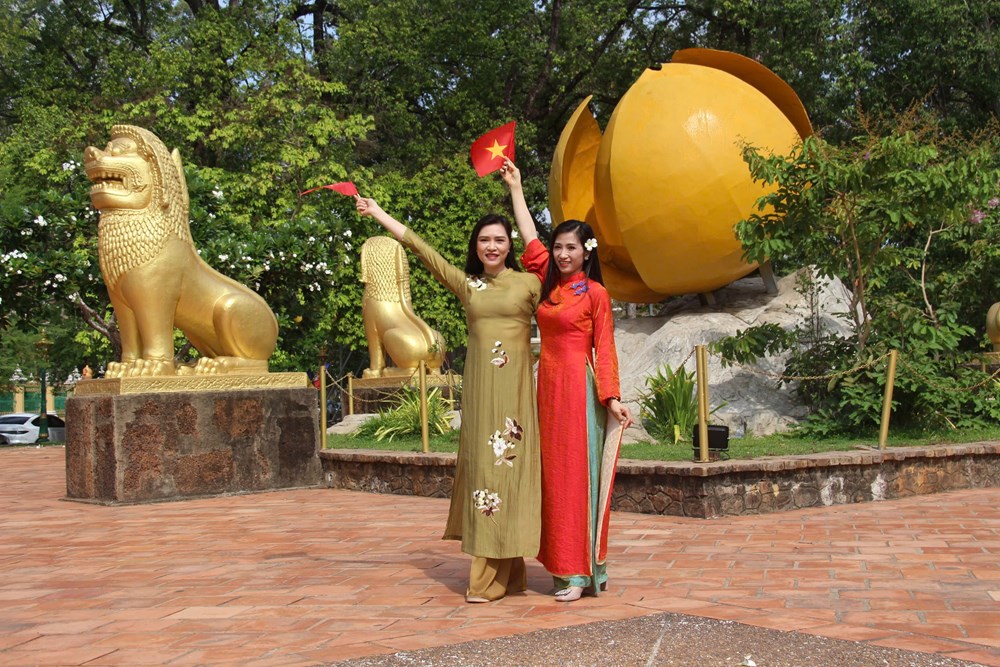 Áo dài “kể chuyện” văn hóa Việt tại cố đô Siem Reap - ảnh 4