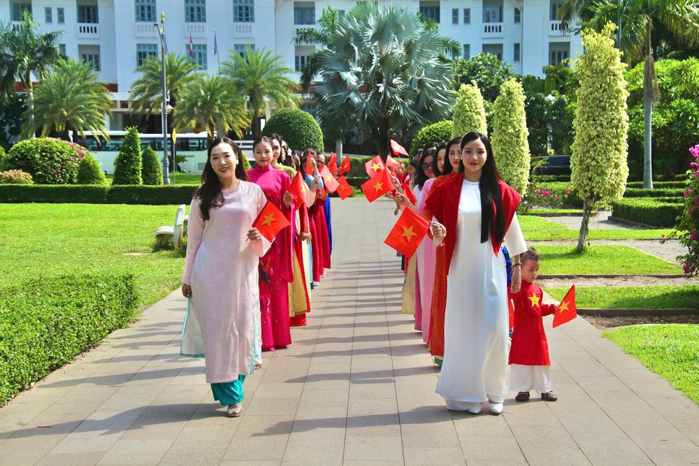 Áo dài “kể chuyện” văn hóa Việt tại cố đô Siem Reap - ảnh 5