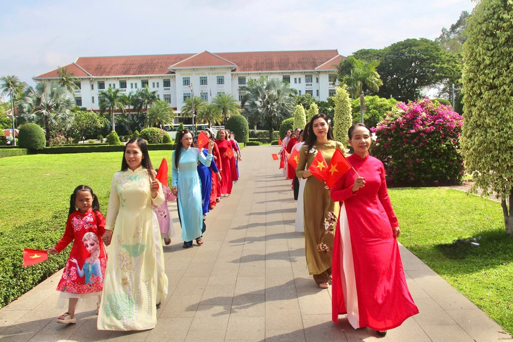Áo dài “kể chuyện” văn hóa Việt tại cố đô Siem Reap - ảnh 9