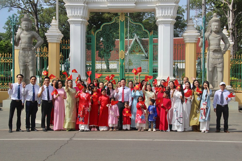 Áo dài “kể chuyện” văn hóa Việt tại cố đô Siem Reap - ảnh 1