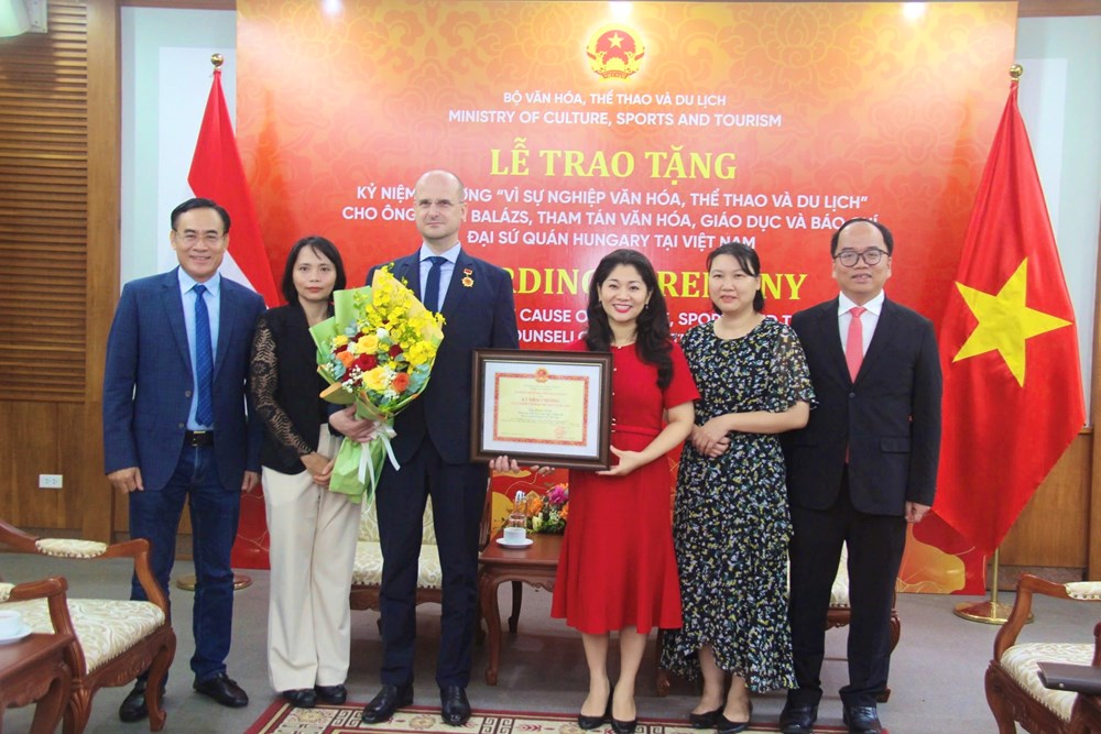 Trao Kỷ niệm chương “Vì sự nghiệp Văn hoá, Thể thao và Du lịch” cho Tham tán Đại sứ quán Hungary - ảnh 3