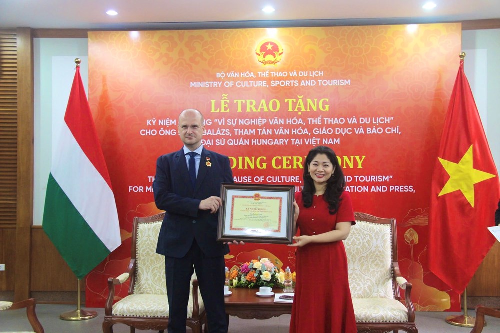 Trao Kỷ niệm chương “Vì sự nghiệp Văn hoá, Thể thao và Du lịch” cho Tham tán Đại sứ quán Hungary - ảnh 1