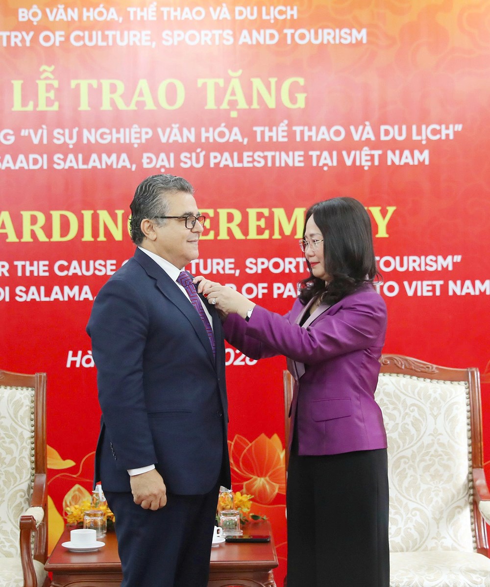 Trao tặng Kỷ niệm chương “Vì sự nghiệp Văn hóa, Thể thao và Du lịch” cho Đại sứ Palestine tại Việt Nam - ảnh 1