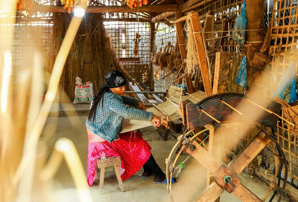 Từ thân lanh đến tấm vải: Hành trình gìn giữ hồn văn hóa người Mông - ảnh 6