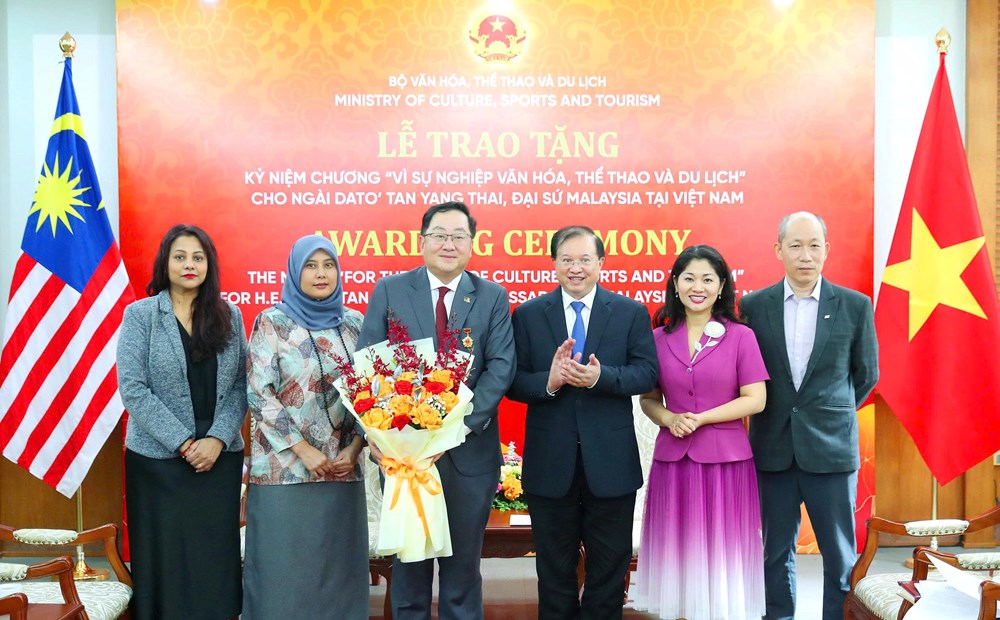 Trao Kỷ niệm chương Vì sự nghiệp Văn hóa, Thể thao và Du lịch cho Đại sứ Malaysia - ảnh 5