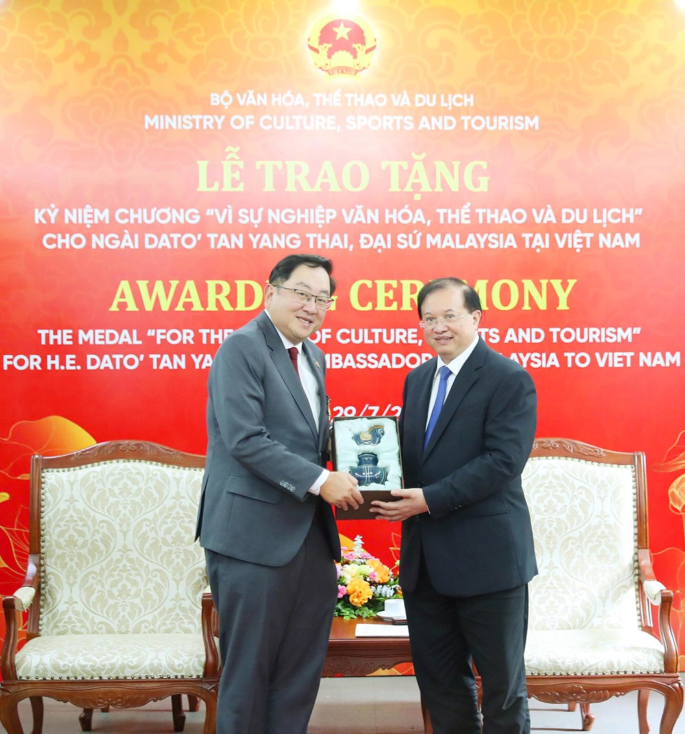 Trao Kỷ niệm chương Vì sự nghiệp Văn hóa, Thể thao và Du lịch cho Đại sứ Malaysia - ảnh 4