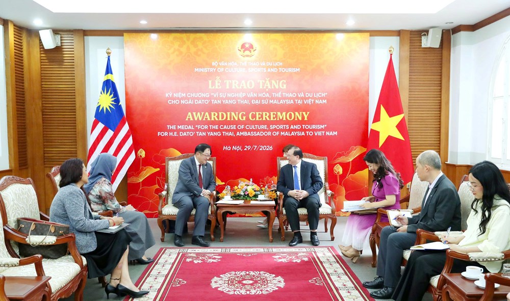 Trao Kỷ niệm chương Vì sự nghiệp Văn hóa, Thể thao và Du lịch cho Đại sứ Malaysia - ảnh 3