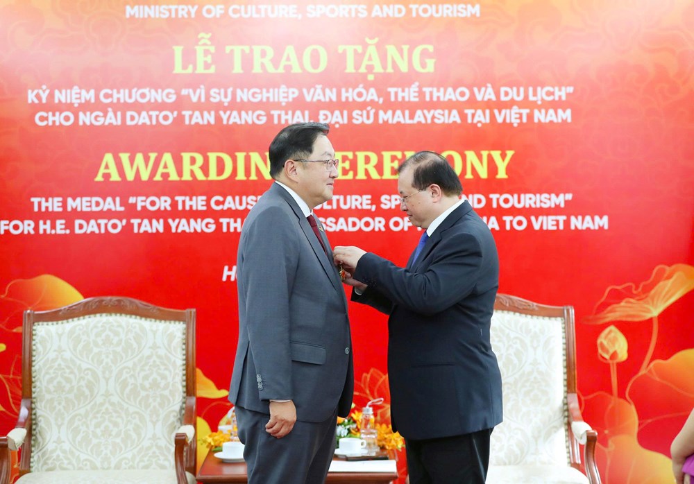 Trao Kỷ niệm chương Vì sự nghiệp Văn hóa, Thể thao và Du lịch cho Đại sứ Malaysia - ảnh 1