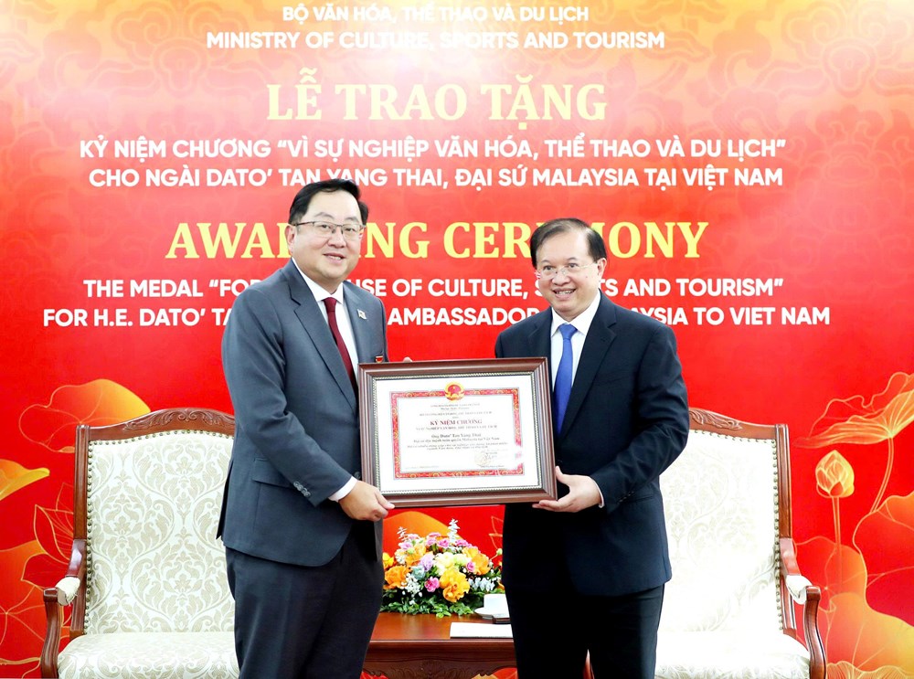 Trao Kỷ niệm chương Vì sự nghiệp Văn hóa, Thể thao và Du lịch cho Đại sứ Malaysia - ảnh 2