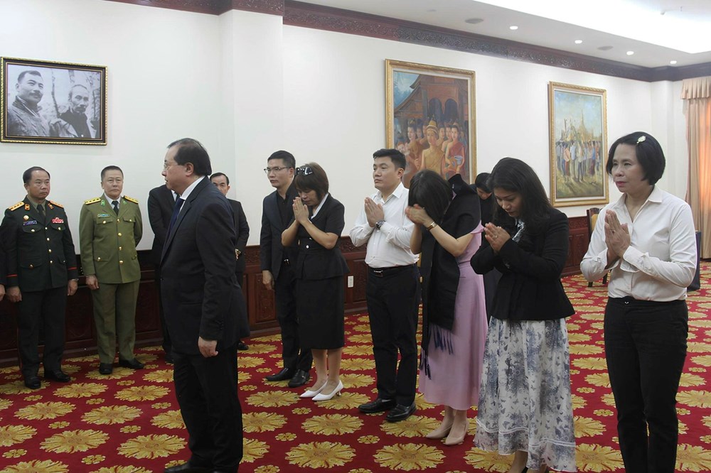 Lãnh đạo Bộ VHTTDL viếng, ghi sổ tang tưởng niệm Chủ tịch Quốc hội Lào Xaysomphone Phomvihane - ảnh 1