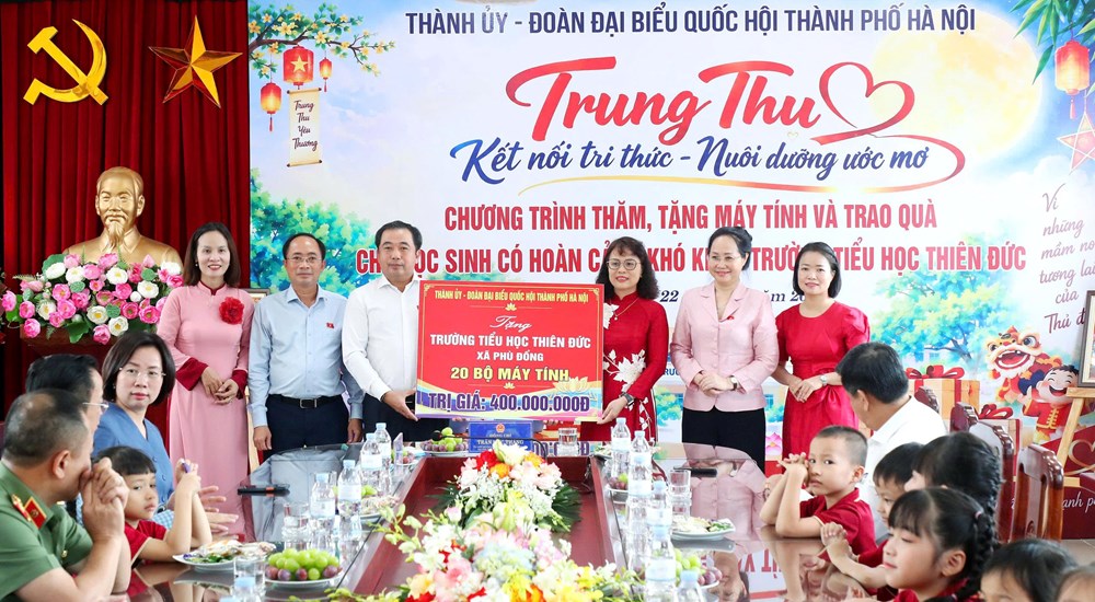 Đoàn đại biểu Quốc hội TP Hà Nội tặng quà tại Trường Tiểu học Thiên Đức - ảnh 2