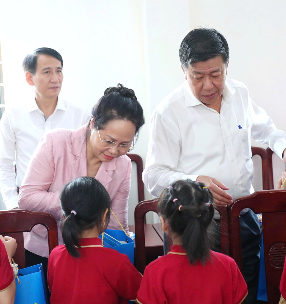 Đoàn đại biểu Quốc hội TP Hà Nội tặng quà tại Trường Tiểu học Thiên Đức - ảnh 4