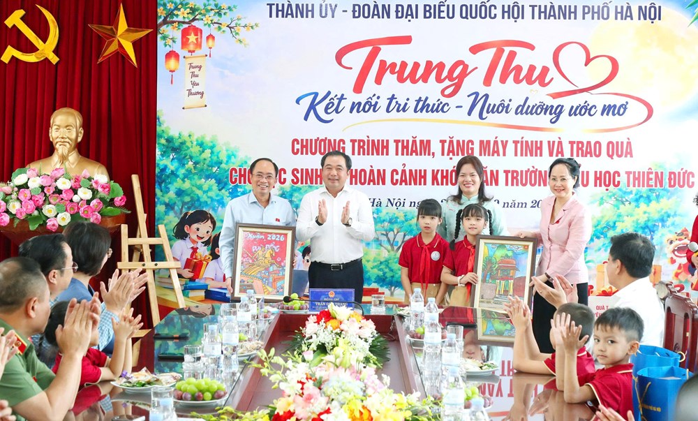 Đoàn đại biểu Quốc hội TP Hà Nội tặng quà tại Trường Tiểu học Thiên Đức - ảnh 5
