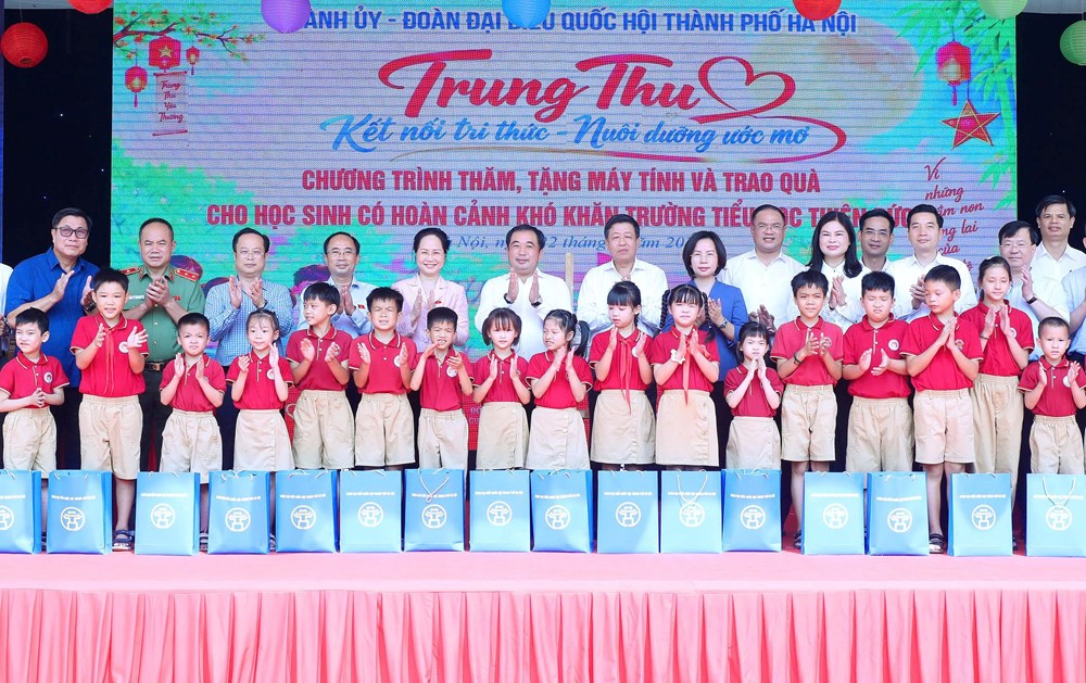 Đoàn đại biểu Quốc hội TP Hà Nội tặng quà tại Trường Tiểu học Thiên Đức - ảnh 6