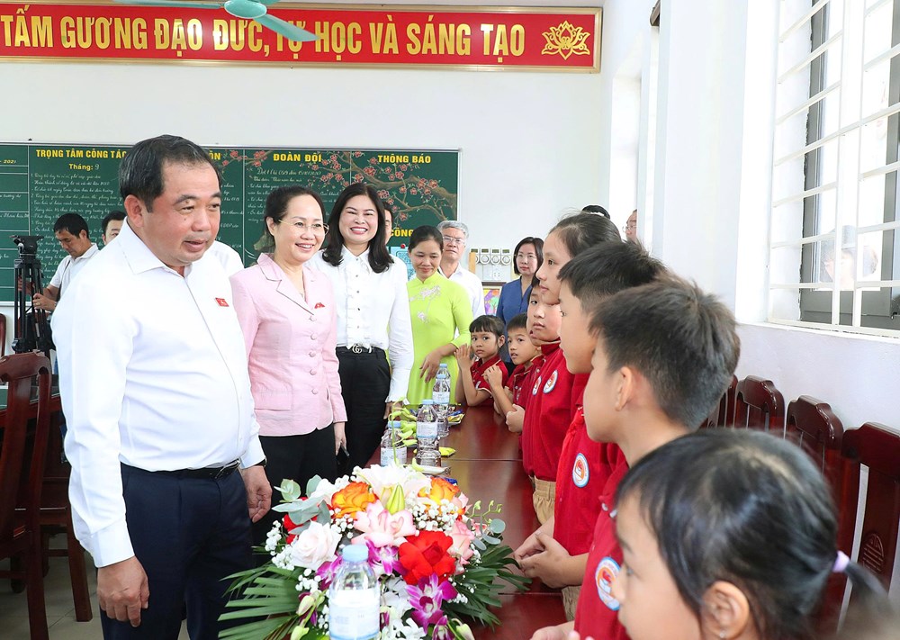 Đoàn đại biểu Quốc hội TP Hà Nội tặng quà tại Trường Tiểu học Thiên Đức - ảnh 3