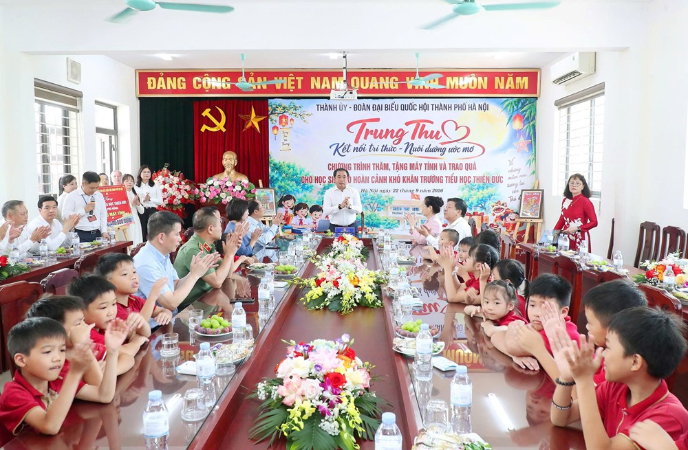 Đoàn đại biểu Quốc hội TP Hà Nội tặng quà tại Trường Tiểu học Thiên Đức - ảnh 1