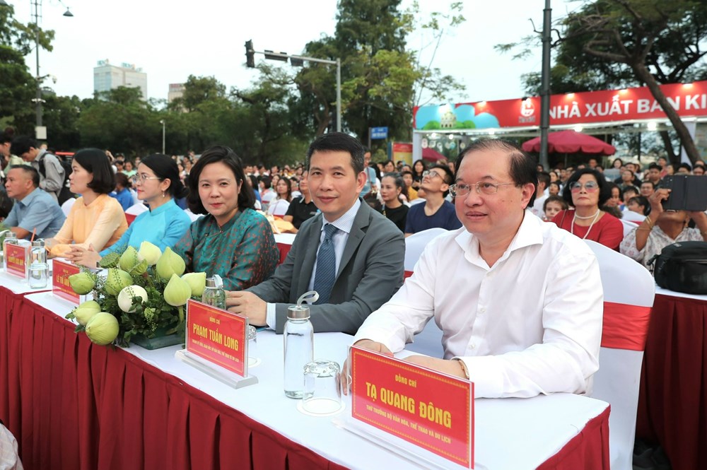 Hà Nội rực rỡ trong sắc màu văn hóa năm châu - ảnh 1
