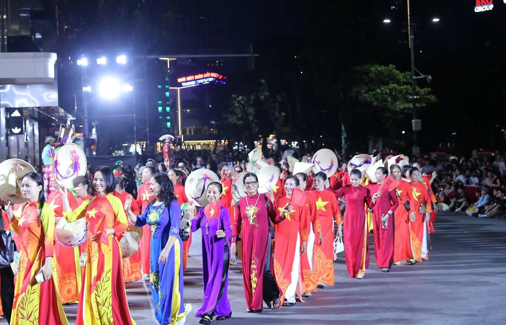 Hà Nội rực rỡ trong sắc màu văn hóa năm châu - ảnh 13