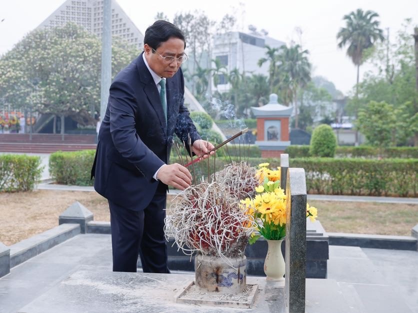 Thủ tướng dâng hương tưởng niệm Anh hùng, liệt sĩ tại Nghĩa trang liệt sĩ A1 - ảnh 1