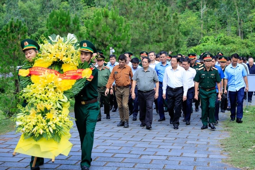 Thủ tướng dâng hương tưởng niệm Đại tướng Võ Nguyên Giáp và các anh hùng liệt sĩ - ảnh 1