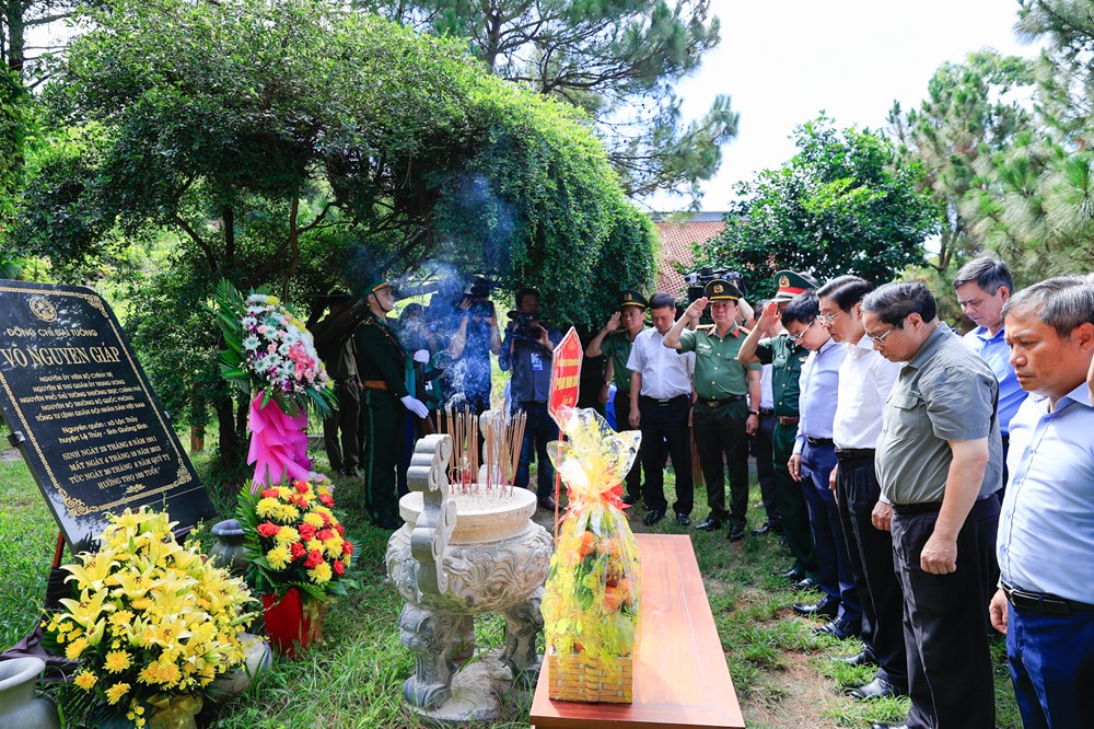 Thủ tướng dâng hương tưởng niệm Đại tướng Võ Nguyên Giáp và các anh hùng liệt sĩ - ảnh 2