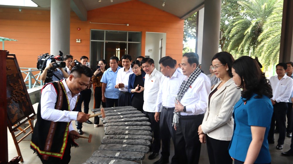 Chủ tịch Quốc hội thăm Khu di tích quốc gia đặc biệt Bộ Chỉ huy miền Tà Thiết - ảnh 1