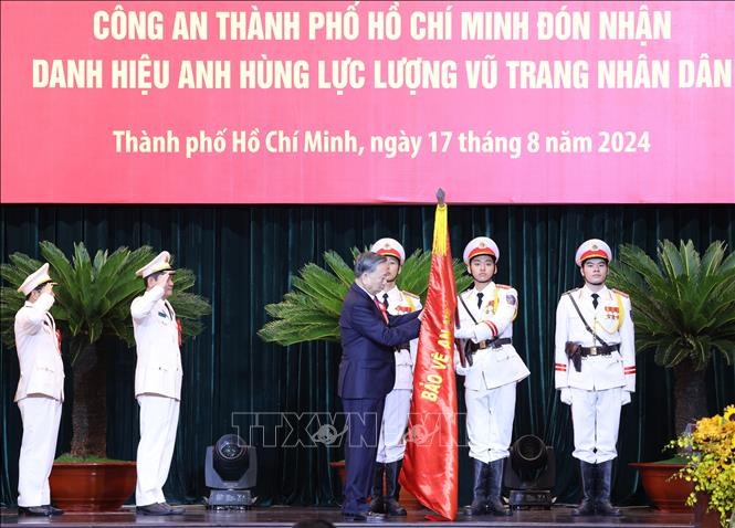 Tổng Bí thư, Chủ tịch nước trao tặng danh hiệu Anh hùng Lực lượng vũ trang cho Công an TP.HCM - ảnh 3