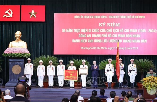 Tổng Bí thư, Chủ tịch nước trao tặng danh hiệu Anh hùng Lực lượng vũ trang cho Công an TP.HCM - ảnh 4