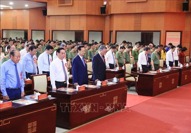 Tổng Bí thư, Chủ tịch nước trao tặng danh hiệu Anh hùng Lực lượng vũ trang cho Công an TP.HCM - ảnh 1