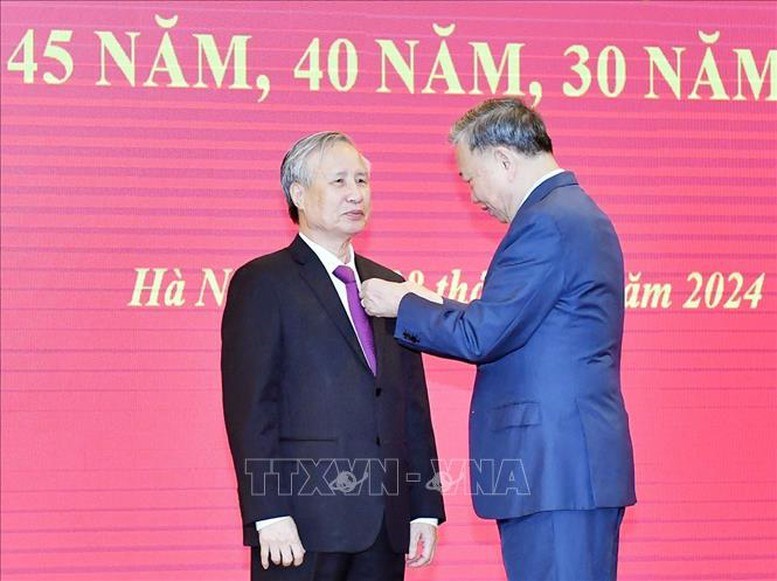 Tổng Bí thư Tô Lâm trao Huy hiệu 45 năm tuổi Đảng tặng đồng chí Trần Quốc Vượng - ảnh 1