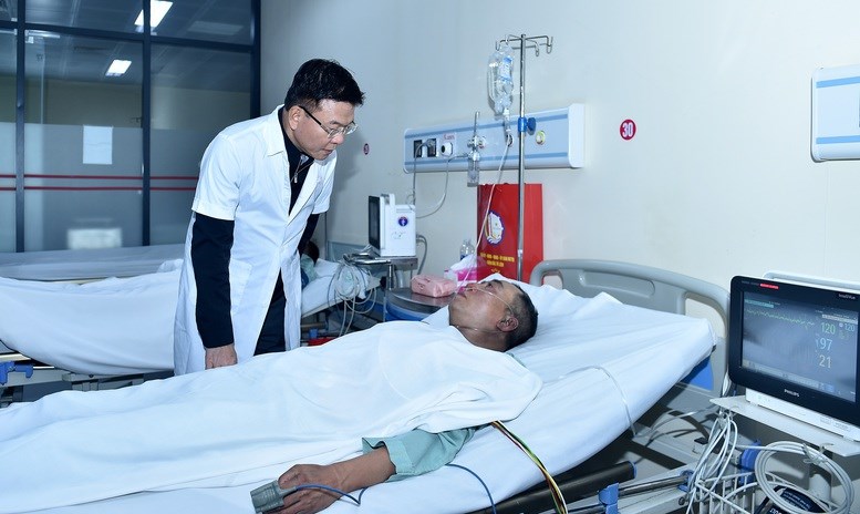 Phó Thủ tướng Lê Thành Long kiểm tra hiện trường, thăm hỏi nạn nhân vụ cháy quán cà phê - ảnh 1