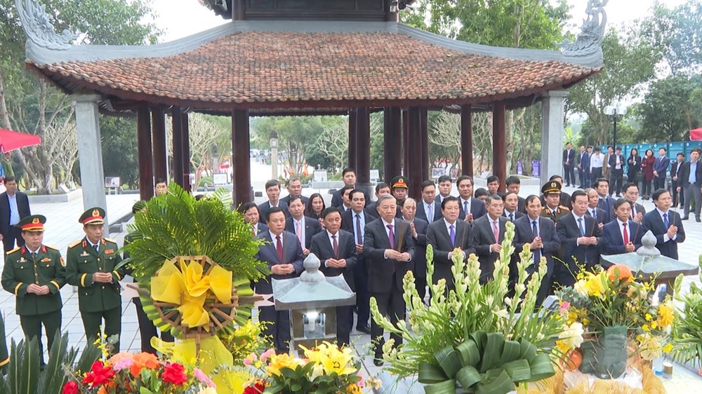 Tổng Bí thư Tô Lâm dâng hương tưởng nhớ các bậc lãnh đạo tiền bối - ảnh 4