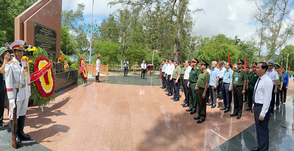 Thủ tướng viếng Nghĩa trang Hàng Dương, Hàng Keo - ảnh 1