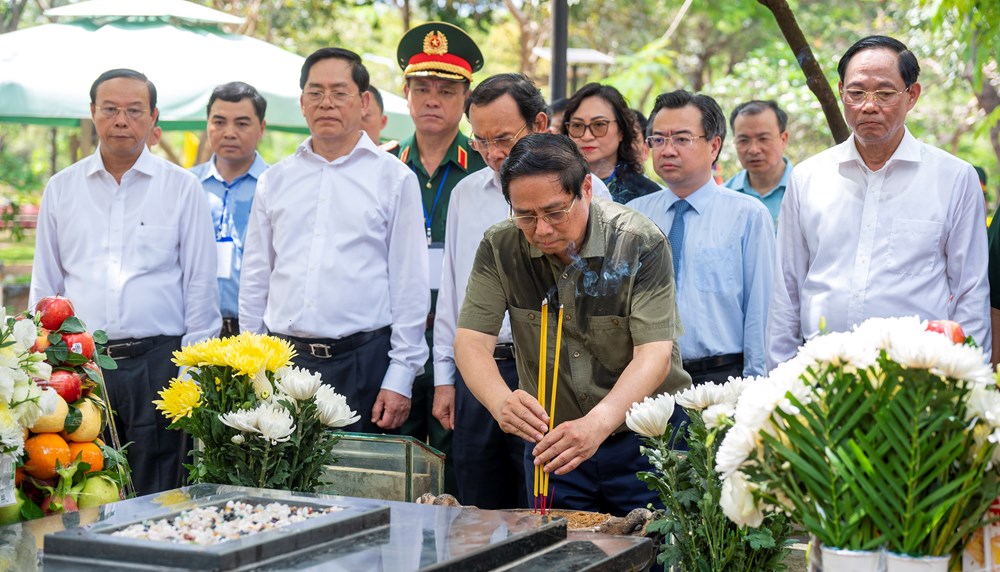 Thủ tướng viếng Nghĩa trang Hàng Dương, Hàng Keo - ảnh 2