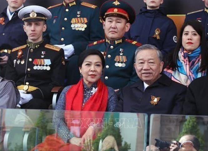 Tổng Bí thư Tô Lâm và phu nhân dự Lễ duyệt binh kỷ niệm 80 năm Ngày Chiến thắng trong Chiến tranh Vệ quốc vĩ đại tại Moskva - ảnh 1