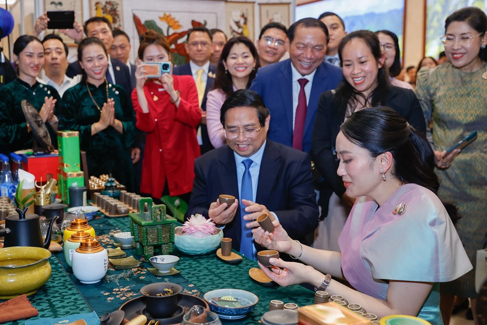 Thủ tướng Việt Nam và Thái Lan tham quan triển lãm sản phẩm thủ công mỹ nghệ, trải nghiệm làm tranh dân gian Đông Hồ - ảnh 2